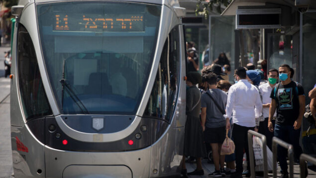 إسرائيليون يرتدون أقنعة وجه في شارع يافا في القدس، 28 يونيو 2020. (Yonatan Sindel / Flash90)