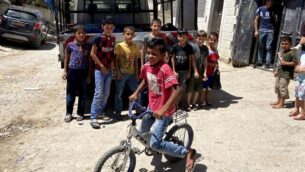 أطفال في قرية الفصايل في منطقة غور الأردن، 10 يونيو، 2020. (Jacob Magid/Times of Israel) أطفال في قرية الفصايل في منطقة غور الأردن، 10 يونيو، 2020. (Jacob Magid/Times of Israel)