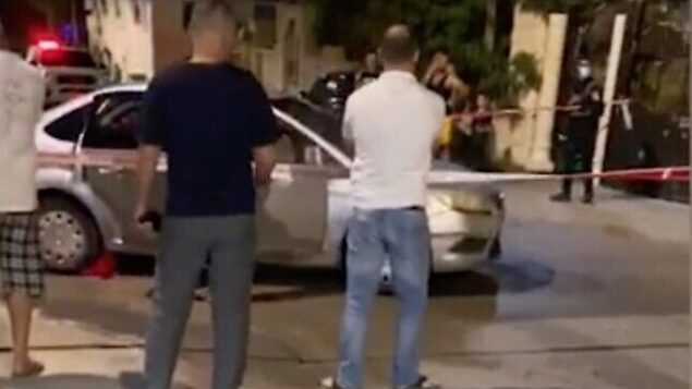 لقطة شاشة من مقطع فيديو في الموقع مقتل رجل بالرصاص في بلدة جت شمال إسرائيل، 18 يونيو 2020. (Ynet)