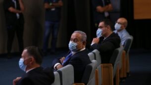 صورة توضيحية: رئيس الوزراء بنيامين نتنياهو (يمين) مع مدير عام وزارة الصحة موشيه بار سيمان-طوف، في مؤتمر صحفي حول فيروس كورونا، في وزارة الصحة في القدس، 4 مارس 2020. (Olivier Fitoussi / Flash90)