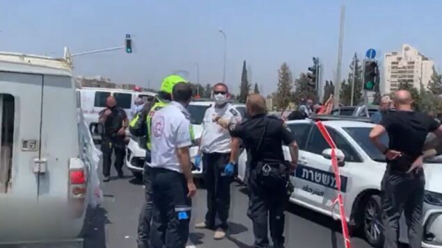 عناصر شرطة ومسعفون في مكان إطلاق نار من سيارة بالقرب من مدينة اللد، 6 يونيو 2020 (Screen grab / Channel 12 news) عناصر شرطة ومسعفون في مكان إطلاق نار من سيارة بالقرب من مدينة اللد، 6 يونيو 2020 (Screen grab / Channel 12 news)