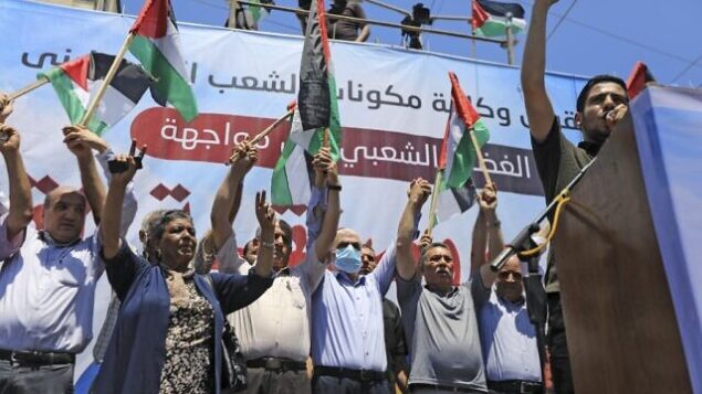 زعيم حماس يحيى السنوار (الرابع من اليسار) يشارك في مسيرة بينما دعا الفلسطينيون إلى ’يوم غضب’ للاحتجاج على خطة إسرائيل لضم أجزاء من الضفة الغربية، في مدينة غزة، 1 يوليو 2020. (MAHMUD HAMS / AFP)
