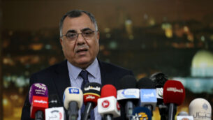 إبراهيم ملحم، المتحدث باسم حكومة السلطة الفلسطينية، خلال مؤتمر صحافي عُقد في رام الله، 1 أبريل، 2020. (Wafa)