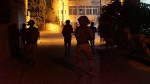 توضيحية: جنود إسرائيليون ينفذون مداهمات في الضفة الغربية، 28 سبتمبر، 2017. (Israel Defense Forces)