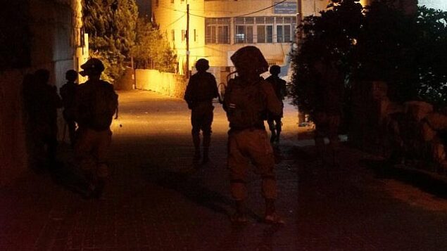 توضيحية: جنود إسرائيليون ينفذون مداهمات في الضفة الغربية، 28 سبتمبر، 2017. (Israel Defense Forces)