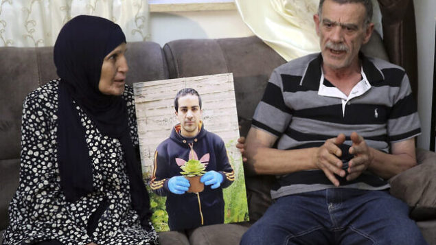 خيري ورنا الحلاق، والدا إياد الحلاق، شاب فلسطيني مصاب بالتوحد قُتل بنيران الشرطة الإسرائيلية، يتحدثان خلال مقابلة في القدس، 3 يونيو، 2020. (Mahmoud Illean/AP)