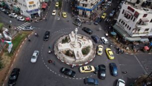 صورة توضيحية: سيارات تمر وسط رام الله (Ilia Yefimovich/Getty Images/JTA)