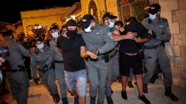 الشرطة تعتقل مشجعي كرة متعصبين من تنظيم  ’لا فاميليا’ في مجمع ’المحطة الأولى’ في القدس، 30 يوليو، 2020.(Olivier Fitoussi/Flash90)