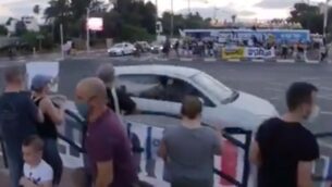 لقطة شاشة من فيديو لسائق يزعم أنه رش رذاذ الفلفل من نافذة سيارة على متظاهرين ضد رئيس الوزراء بنيامين نتنياهو في مفرق ’ألوف ساديه’، 25 يوليو 2020. (Twitter)