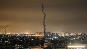 توضيحية: آثار صاروخ أطلقه الفلسطينيون في سماء غزة، 23 فبراير، 2020. (Mahmud Hams/AFP)
