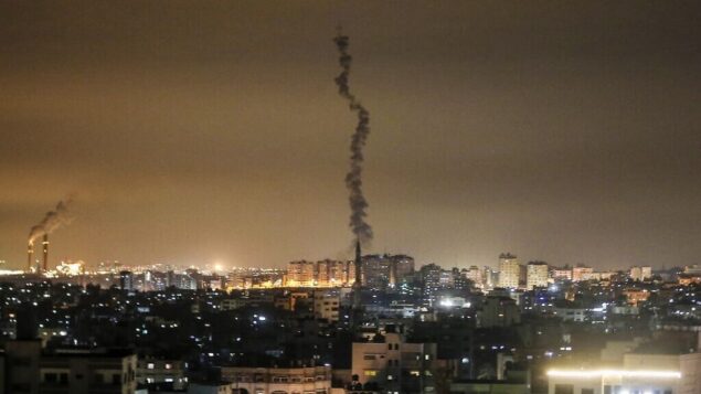 توضيحية: آثار صاروخ أطلقه الفلسطينيون في سماء غزة، 23 فبراير، 2020. (Mahmud Hams/AFP)