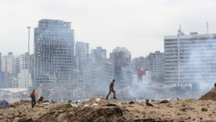 جندي يمشي في موقع الانفجار الكبير في مرفأ بيروت، 6 اغسطس 2020 (Thibault Camus / Pool / AFP)