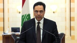 لقطة شاشة من شبكة تلفزيون لبنان العامة Tele Liban في 10 أغسطس 2020، تظهر رئيس الوزراء حسان دياب يعلن استقالة حكومته وسط غضب شعبي من الانفجار الدامي في مرفأ بيروت (Télé Liban / AFP)