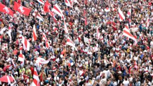 أنصار المعارضة يتجمعون للاحتجاج على نتائج الانتخابات الرئاسية المتنازع عليها في مينسك، 23 أغسطس 2020 (SERGEI GAPON / AFP)