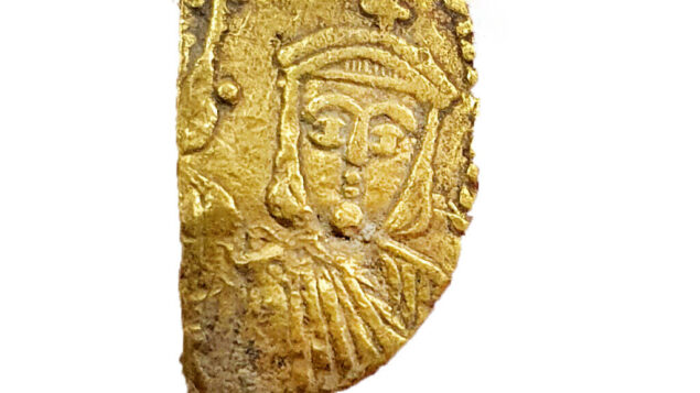 قطعة بيزنطية تم العثور عليها في تنقيب أثري في إسرائيل. (Courtesy Israel Antiquities Authority) قطعة بيزنطية تم العثور عليها في تنقيب أثري في إسرائيل. (Courtesy Israel Antiquities Authority)