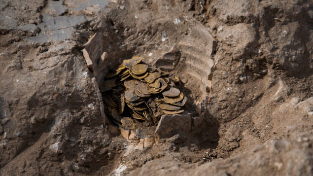 عملات ذهبية تم اكتشافها خلال عمليات تنقيب أثرية في إسرائيل. (Yoli Schwartz/Israel Antiquities Authority) عملات ذهبية تم اكتشافها خلال عمليات تنقيب أثرية في إسرائيل. (Yoli Schwartz/Israel Antiquities Authority)