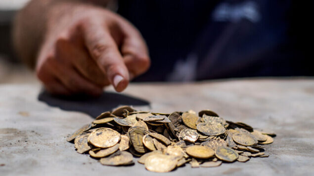 عملات ذهبية تم اكتشافها خلال عمليات تنقيب أثرية في إسرائيل. (Yoli Schwartz/Israel Antiquities Authority) عملات ذهبية تم اكتشافها خلال عمليات تنقيب أثرية في إسرائيل. (Yoli Schwartz/Israel Antiquities Authority)