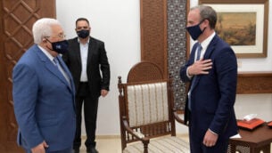 وزير الخارجية البريطاني دومينيك راب (يمين) يلتقي برئيس السلطة الفلسطينية محمود عباس في رام الله بالضفة الغربية، 25 أغسطس، 2020. (WAFA)