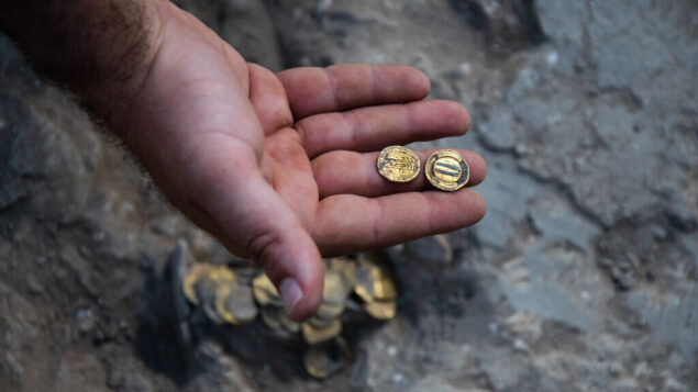 عملات ذهبية تم اكتشافها خلال عمليات تنقيب أثرية في إسرائيل. (Yoli Schwartz/Israel Antiquities Authority) عملات ذهبية تم اكتشافها خلال عمليات تنقيب أثرية في إسرائيل. (Yoli Schwartz/Israel Antiquities Authority)