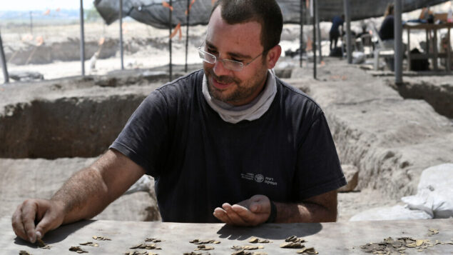 شاحر كريستين، خير العملات في سلطة الآثار الإسرائيلية، يحصي العملات الذهبية. (Yoli Schwartz, Israel Antiquities Authority) شاحر كريستين، خير العملات في سلطة الآثار الإسرائيلية، يحصي العملات الذهبية. (Yoli Schwartz, Israel Antiquities Authority)