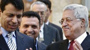 رئيس السلطة الفلسطينية محمود عباس، من اليمين، ومحمد دحلان، من اليسار، يغادران بعد مؤتمر صحفي في مصر، فبراير 2007. (AP/Amr Nabil)