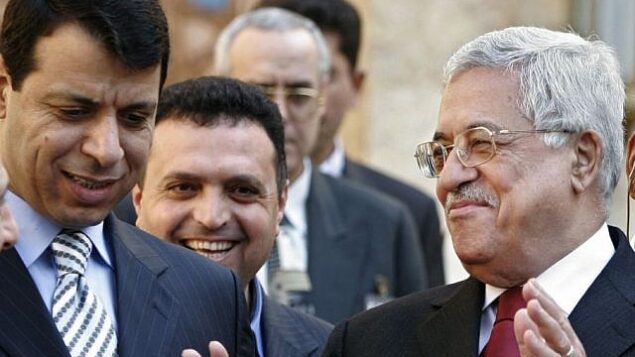 رئيس السلطة الفلسطينية محمود عباس، من اليمين، ومحمد دحلان، من اليسار، يغادران بعد مؤتمر صحفي في مصر، فبراير 2007. (AP/Amr Nabil)