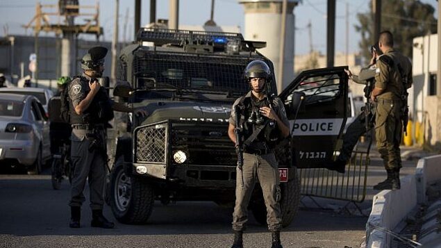 توضيحية: عناصر في شرطة حرس الحدود عند حاجز قلنديا شمالي القدس بعد هجوم طعن مفترض، 18 سبتمبر، 2019. (AP Photo/Majdi Mohammed)