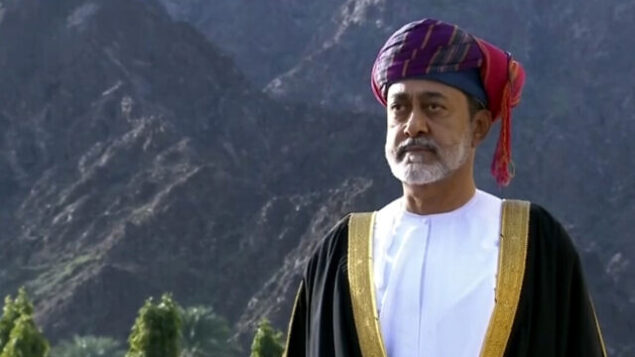 هذه الصورة مأخوذة من مقطع فيديو يظهر فيه السلطان العماني الجديد هيثم بن طارق آل سعيد خارج مجلس العائلة المالكة في مسقط، سلطنة عمان ، 11 يناير، 2020. (Oman TV via AP)