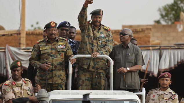 الجنرال السوداني عبد الفتاح البرهان يحيي مناصريه في تجمع مدعوم من الجيش في منطقة أم درمان غربي العاصمة الخرطوم، 29 يونيو، 2019. (AP Photo/Hussein Malla)