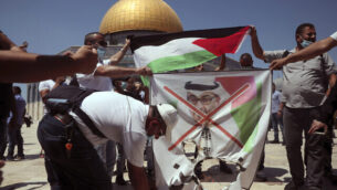 متظاهرون فلسطينيون يحرقون صورة لولي عهد أبو ظبي محمد بن زايد آل نيهان بالقرب من قبة الصخرة في الحرم القدسي بالبلدة القديمة، 14 أغسطس، 2020.(AP Photo/Mahmoud Illean)