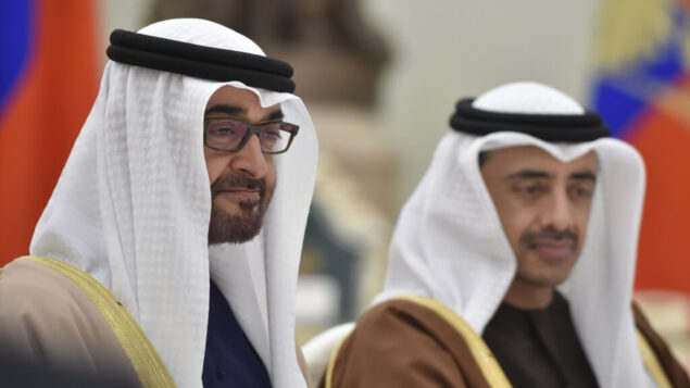 الشيخ محمد بن زايد آل نهيان ولي عهد أبوظبي ونائب القائد العام للقوات المسلحة الإماراتية، في الكرملين في موسكو، 24 مارس 2016 (Alexander Nemenov / Pool photo via AP)