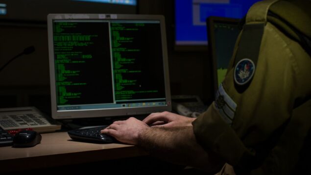 توضيحية. جندي من وحدة C4I في الجيش الإسرائيلي يستخدكم جهاز كمبيوتر. (Israel Defense Forces)