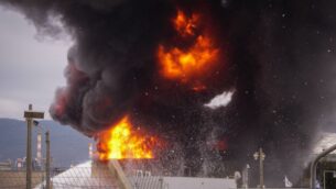 نيران اندلعت في مصافي النفط في حيفا، 25 ديسمبر 2016 (Meir Vaaknin/Flash90) نيران اندلعت في مصافي النفط في حيفا، 25 ديسمبر 2016 (Meir Vaaknin/Flash90)