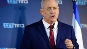 رئيس حزب ’أزرق أبيض’ بيني غانتس يعقد مؤتمرا صحفيا في كفار همكابيا في 1 مارس، 2020.(Avshalom Sassoni /Flash90)
