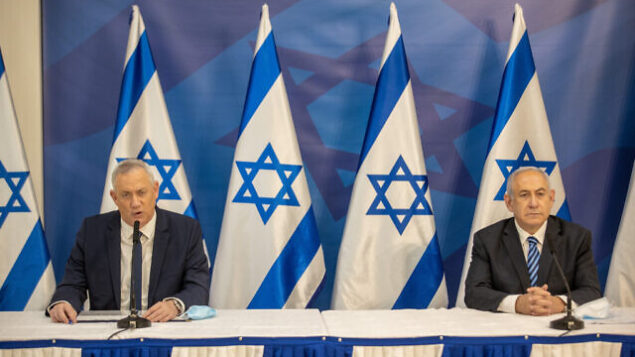 رئيس الوزراء بنيامين نتنياهو، من اليسار، ورئيس الوزراء البديل ووزير الدفاع بيني غانتس، خلال مؤتمر صحفي في تل أبيب، 27 يوليو، 2020.(Tal Shahar/POOL/Flash90)