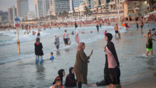 نساء عربيات على أحد شواطئ تل أبيب، 4 أغسطس، 2020.(Miriam Alster/Flash90)