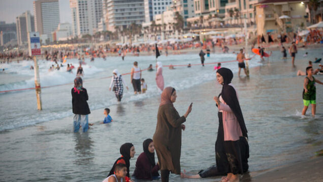نساء عربيات على أحد شواطئ تل أبيب، 4 أغسطس، 2020.(Miriam Alster/Flash90)