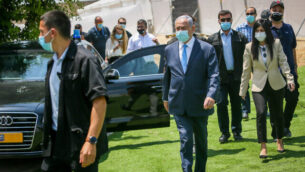 رئيس الوزراء بنيامين نتنياهو يزور قاعدة لقيادة الجبهة الداخلية بالجيش الإسرائيلي في مدينة الرملة، 4 أغسطس، 2020.(Yossi Aloni/Flash90)