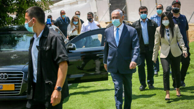 رئيس الوزراء بنيامين نتنياهو يزور قاعدة لقيادة الجبهة الداخلية بالجيش الإسرائيلي في مدينة الرملة، 4 أغسطس، 2020.(Yossi Aloni/Flash90)