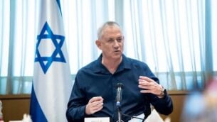 وزير الدفاع بيني غانتس يتحدث إلى قادة محليين من جنوب إسرائيل، 19 أغسطس، 2020. (Oded Karni / GPO)
