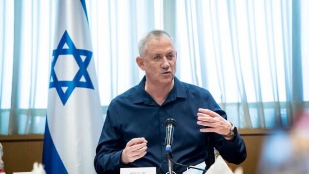 وزير الدفاع بيني غانتس يتحدث إلى قادة محليين من جنوب إسرائيل، 19 أغسطس، 2020. (Oded Karni / GPO)