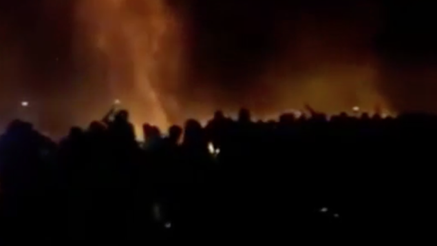 سكان غزة يتظاهرون عند الحدود مع إسرائيل، 15 أغسطس 2020 (Channel 12 screenshot)