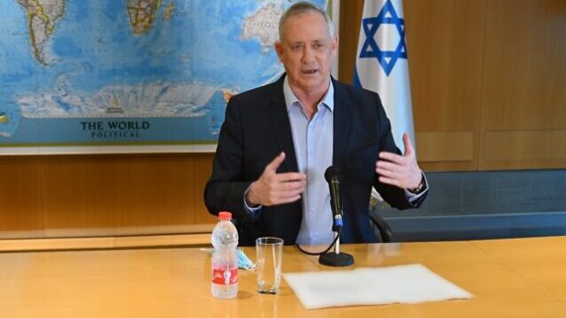 وزير الدفاع بيني غانتس يتحدث في مؤتمر صحفي من مكتبه في مقر وزارة الدفاع في تل أبيب، 18 اغسطس، 2020. (Ariel Hermoni / Defense Ministry)