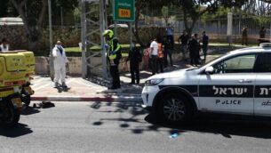 مسعفون يصلون الى موقع حادث طعن في مفرق سيغولا خارج بيتح تيكفا، 26 أغسطس، 2020. (Magen David Adom)