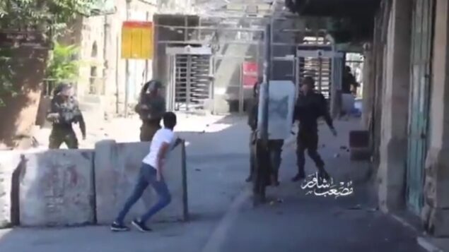لقطة من مقطع فيديو يظهر شابا فلسطينيا يرشق الحجارة على جنود الجيش الإسرائيلي في الخليل من مسافة قصيرة، 29 أغسطس 2020 (video screenshot)