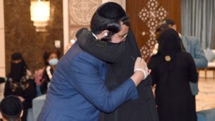 يهودي أصله من اليمن يحتضن أحدى أفراد أسرته التي انفصل عنها لمدة 15 عامًا، في أبو ظبي، الإمارات العربية المتحدة، أغسطس 2020 (Twitter)