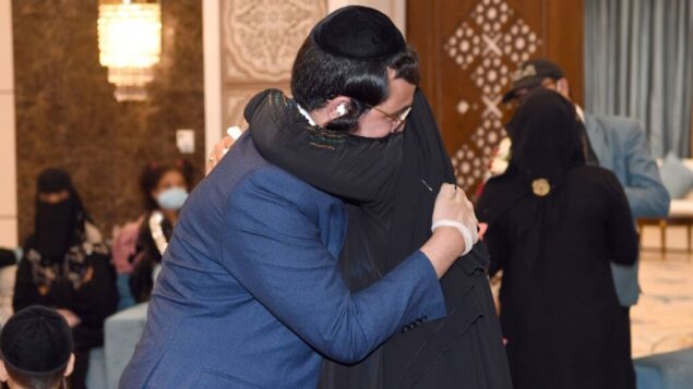 يهودي أصله من اليمن يحتضن أحدى أفراد أسرته التي انفصل عنها لمدة 15 عامًا، في أبو ظبي، الإمارات العربية المتحدة، أغسطس 2020 (Twitter)