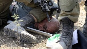 جنود إسرائيليون يعتقلون متظاهرا فلسطينيا خلال مظاهرة ضد التوسع الاستيطاني الإسرائيلي في قرية شوفة الفلسطينية، جنوب شرق طولكرم في الضفة الغربية، 1 سبتمبر، 2020. (JAAFAR ASHTIYEH / AFP)