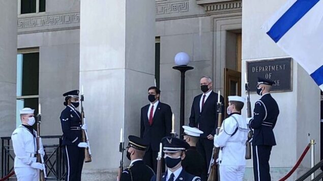 وزير الدفاع الأمريكي مارك إسبر، من اليسار، ونظيره الإسرائيلي بيني غانتس، خلال لقاء في البنتاغون في أرلينغتون بولاية فيرجينيا، 22 سبتمبر، 2020. (Jim Garamone / Department of Defense)