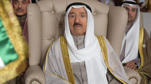 في هذه الصورة من الأرشيف بتاريخ 31 مارس 2019، يظهر أمير الكويت الشيخ صباح الأحمد الصباح خلال حضوره لافتتاح القمة العربية الثلاثين في تونس العاصمة.(Fethi Belaid/Pool Photo via AP, File)